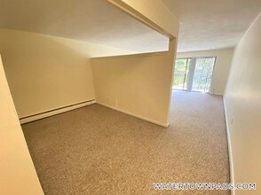 24 Whites Ave, Unit 52 in Watertown, MA - Foto de edificio - Building Photo