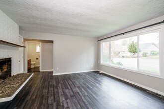 2319 E McLoughlin Blvd in Vancouver, WA - Building Photo - Building Photo