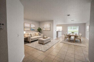 572 Cresting Oak Cir in Orlando, FL - Building Photo - Building Photo