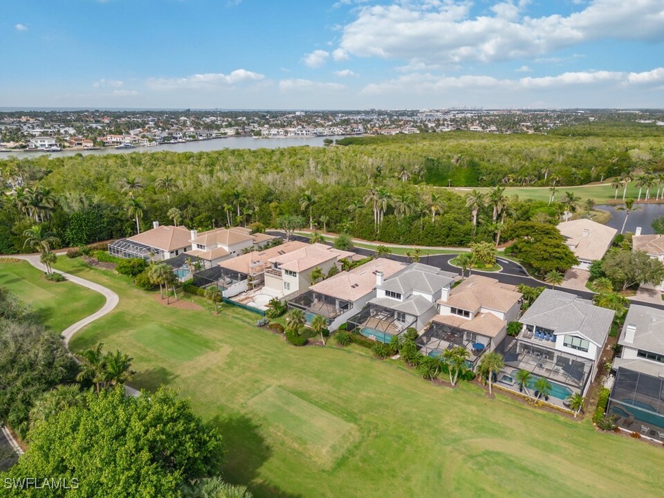 3868 Clipper Cove Dr in Naples, FL - Building Photo