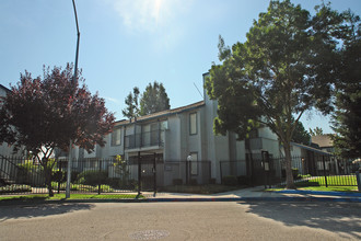 Kelley Drive Condominiums in Stockton, CA - Building Photo - Building Photo