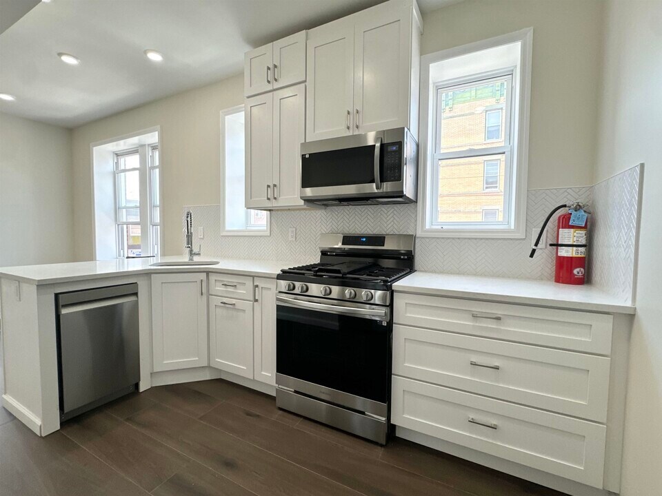 565 West Side Ave in Jersey City, NJ - Building Photo