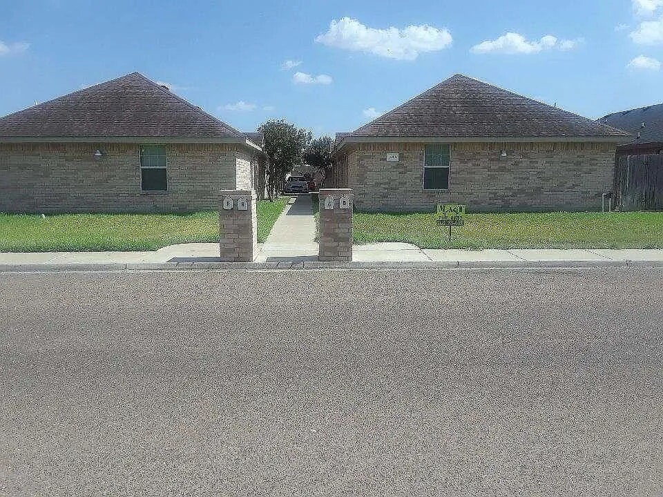 2302 W Candlelight Dr in Edinburg, TX - Building Photo