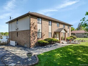 27330 Sandy Hill Ln in New Hudson, MI - Building Photo - Building Photo
