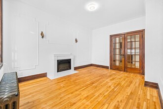 4702 Queen-Mary Ch in Montréal, QC - Building Photo - Building Photo