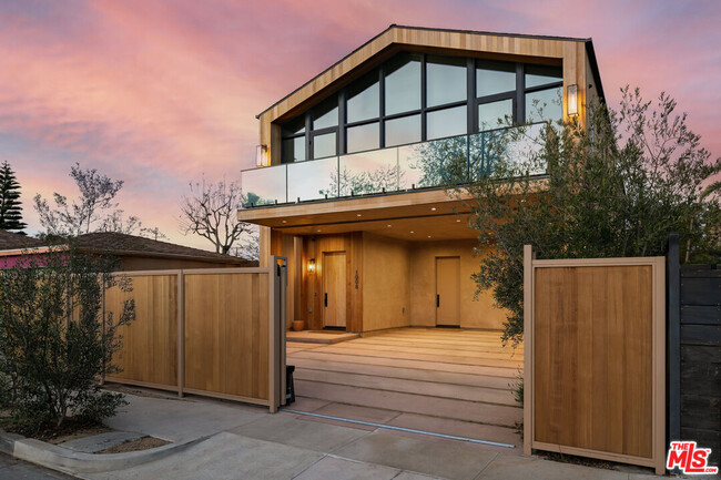 1008 Oakwood Ave in Los Angeles, CA - Building Photo - Building Photo