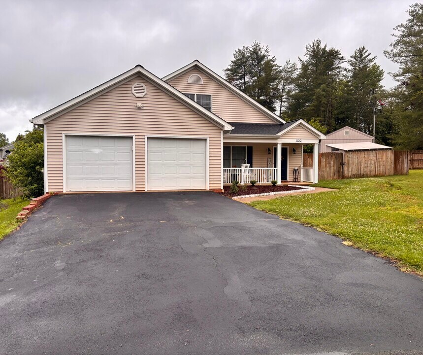 1599 Broad Crossing Rd in Charlottesville, VA - Building Photo
