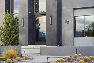 98 Sun Glow Ln in Las Vegas, NV - Building Photo - Building Photo