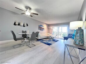 400 Forest Lakes Blvd in Naples, FL - Building Photo - Building Photo