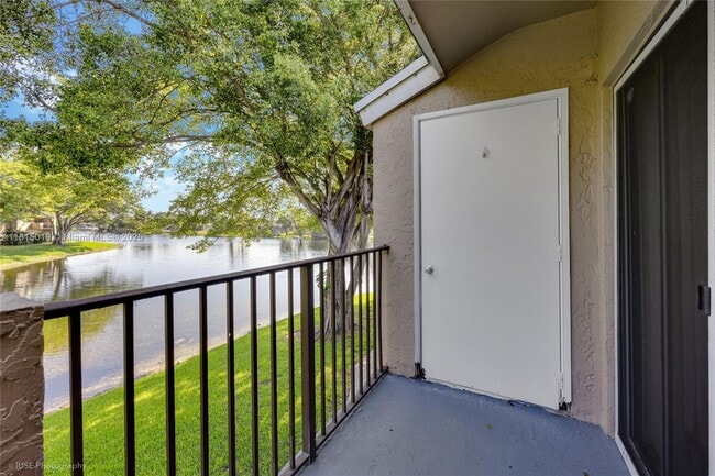1761 NW 96th Terrace in Pembroke Pines, FL - Building Photo - Building Photo