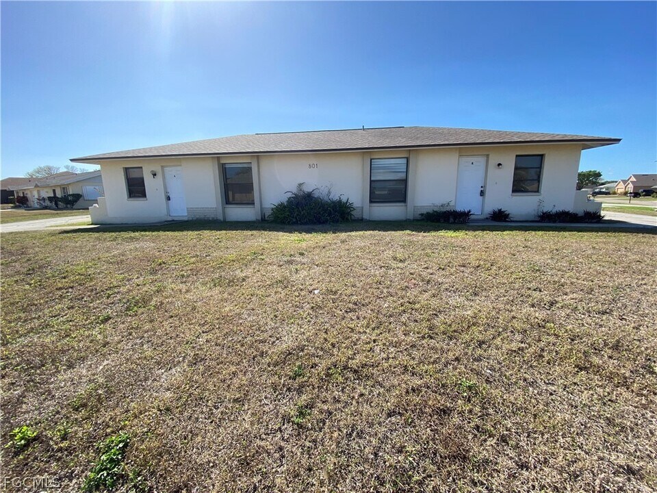 801 SE 5th Ave in Cape Coral, FL - Building Photo