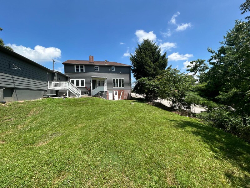 995 Brodhead Rd in Coraopolis, PA - Building Photo