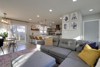 266 King St W, Unit B in St. Paul, MN - Building Photo - Building Photo