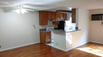 11825 Courtleigh Dr in Los Angeles, CA - Foto de edificio - Building Photo