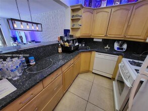 6711 N Kendall Dr in Miami, FL - Building Photo - Building Photo