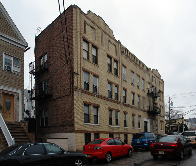 721 W 28th St in Bayonne, NJ - Building Photo - Building Photo