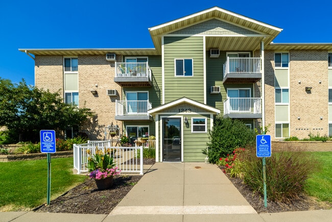 Seven Pines Apartments in Forest Lake, MN - Foto de edificio - Building Photo