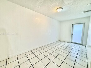 734 E 41st St in Hialeah, FL - Foto de edificio - Building Photo