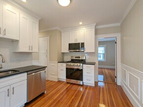 35 Trowbridge St, Unit 2 in Arlington, MA - Building Photo - Building Photo