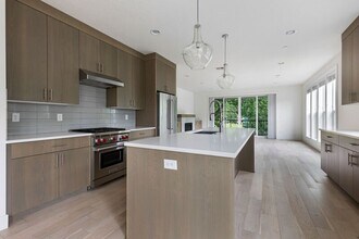 2220 SE Lambert St in Portland, OR - Building Photo - Building Photo