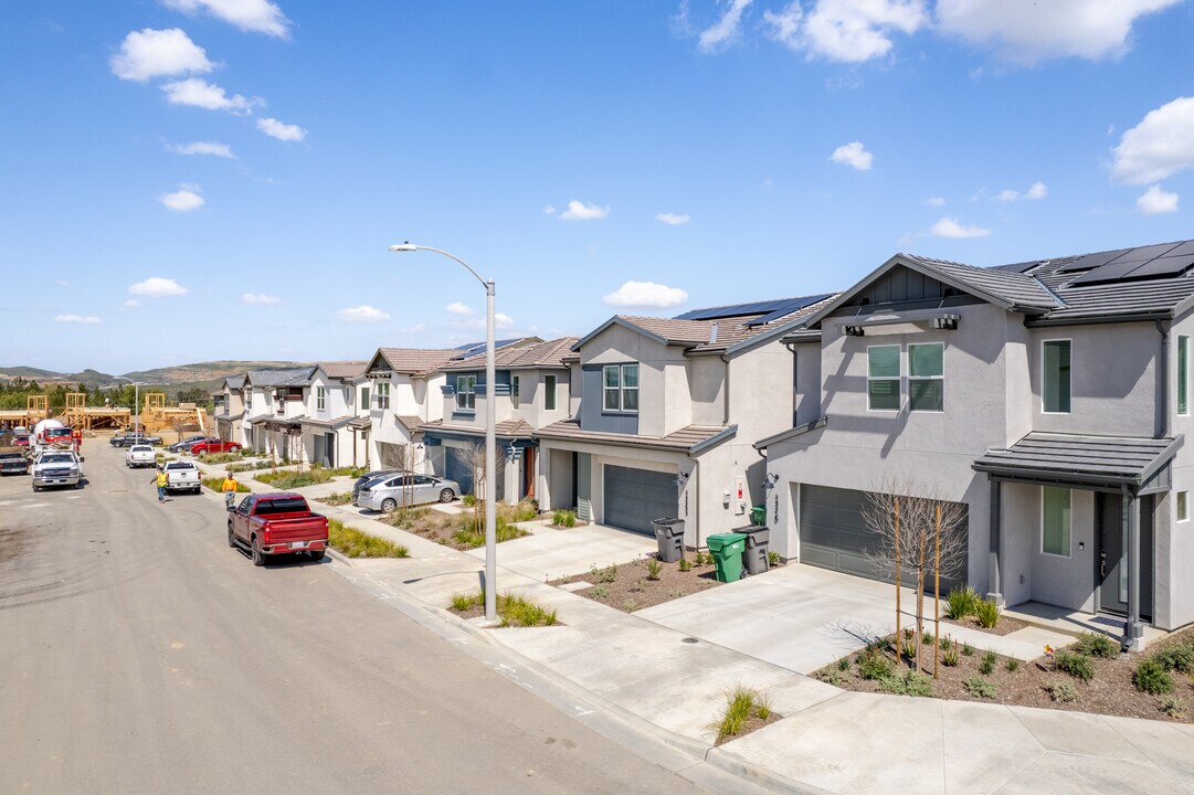 Serrano by Taylor Morrison in Corona, CA - Foto de edificio