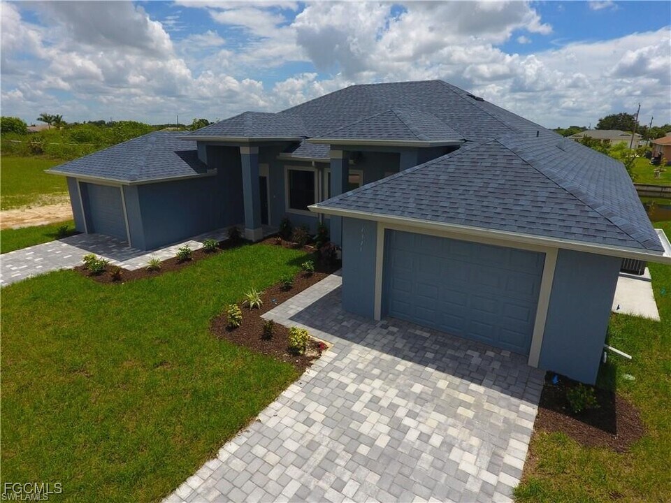 1313 NE 8th Pl in Cape Coral, FL - Building Photo