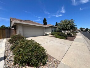 8988 Sierra Nevada Way in Elk Grove, CA - Building Photo - Building Photo