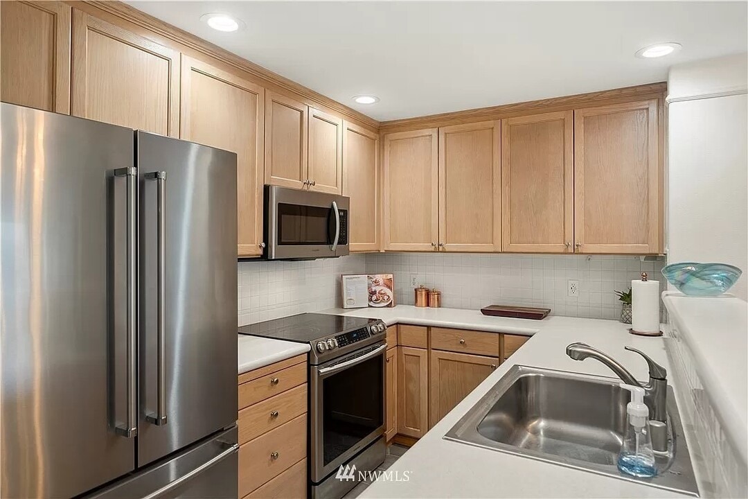 15330 Sunwood Blvd in Tukwila, WA - Building Photo
