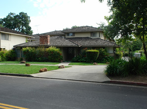 136 Carlton Ave in Los Gatos, CA - Foto de edificio - Building Photo