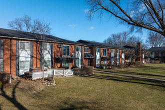 Brandenberry Park Condominiums in Arlington Heights, IL - Building Photo - Building Photo