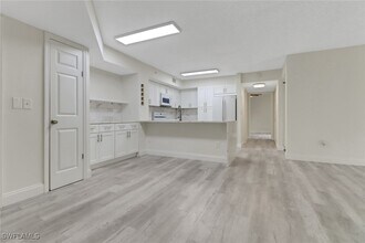 1220 Wildwood Lakes Blvd in Naples, FL - Building Photo - Building Photo