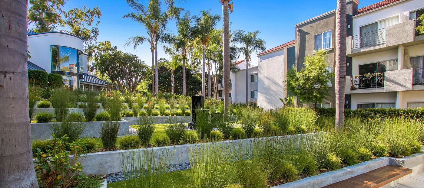 Playa Summit in Los Angeles, CA - Foto de edificio