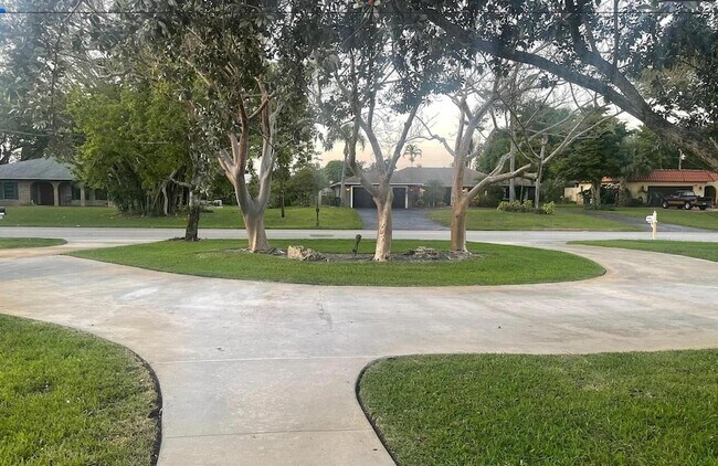 3712 Lowson Blvd in Delray Beach, FL - Building Photo - Building Photo