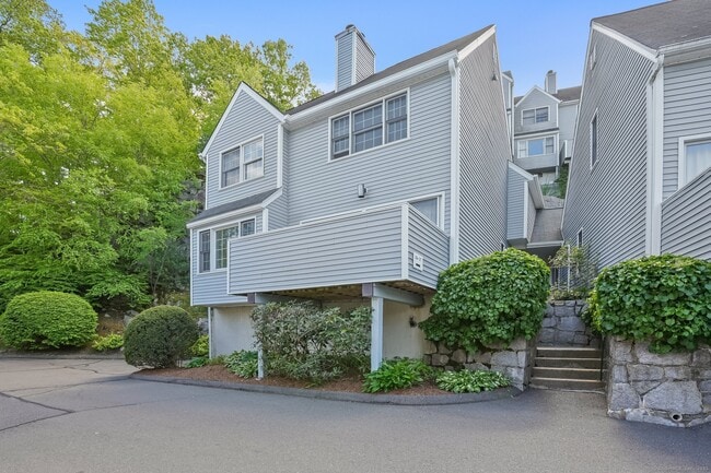 37 Wilton Crst in Wilton, CT - Foto de edificio - Building Photo