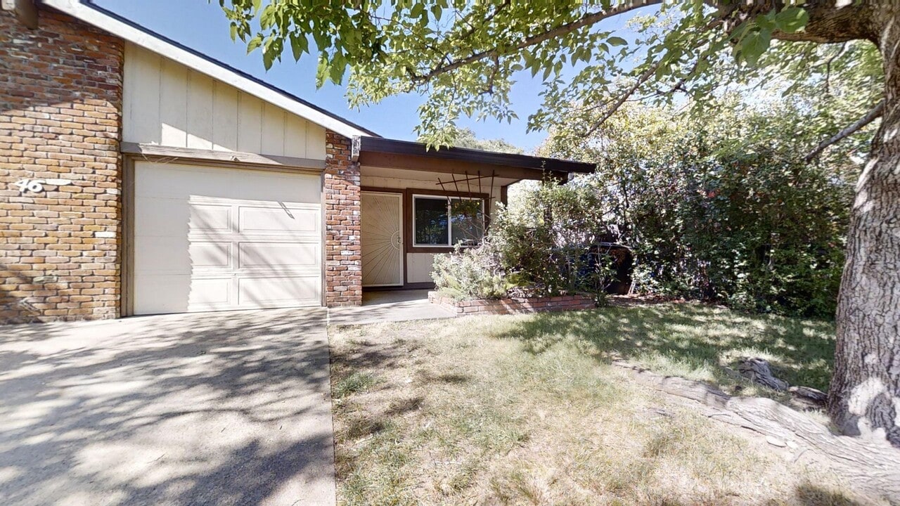 46 Dean Way in Folsom, CA - Building Photo