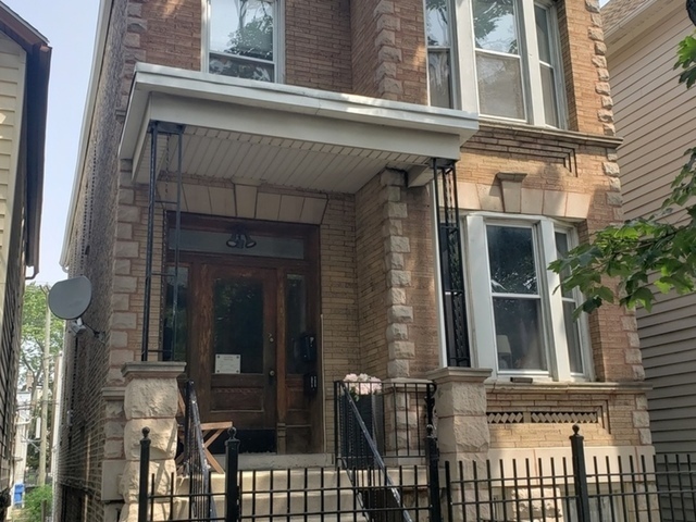 2102 W Barry Ave, Unit 001 in Chicago, IL - Building Photo