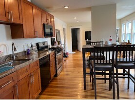 6 Saunders Rd in Norwood, MA - Building Photo