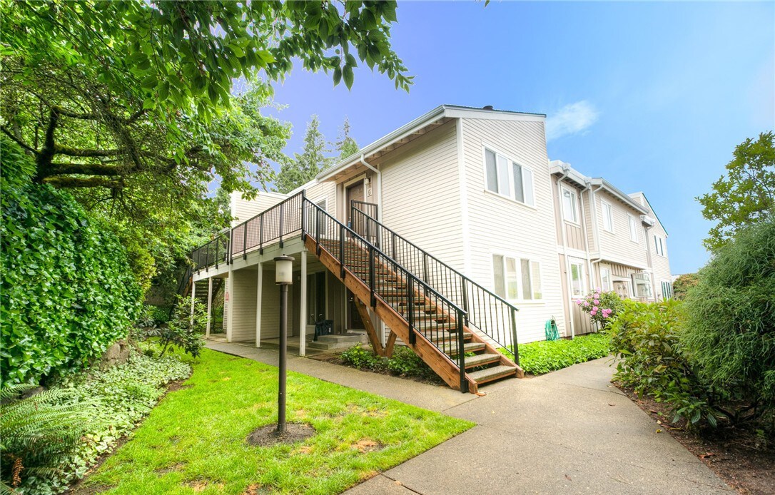 12004 Slater Ave NE in Kirkland, WA - Building Photo
