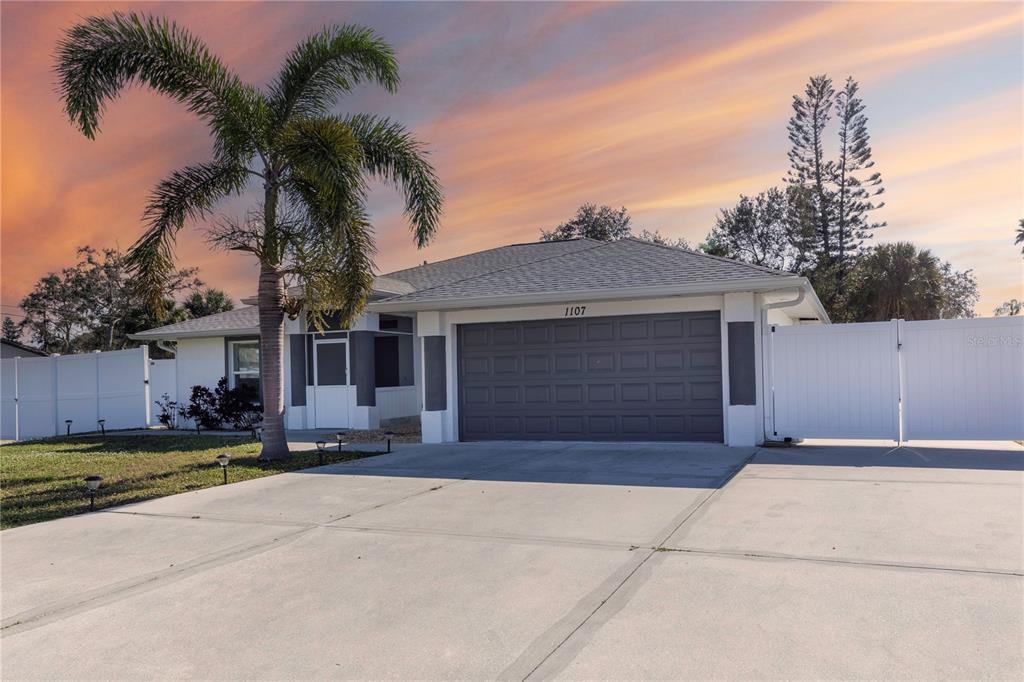 1107 Mangrove Rd in Venice, FL - Building Photo