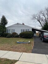 53 Pinewood Dr in Levittown, PA - Building Photo