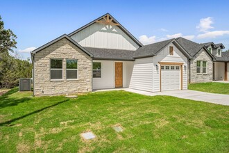 5820 Barkridge Dr in Granbury, TX - Building Photo - Building Photo