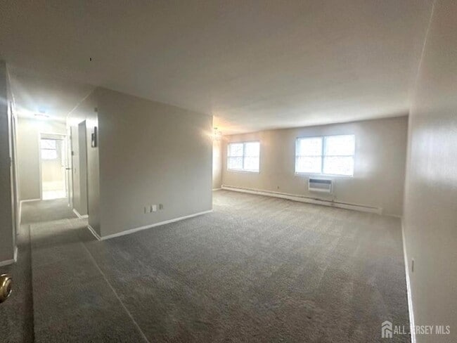 8 Manchester Ct in Freehold, NJ - Building Photo - Building Photo