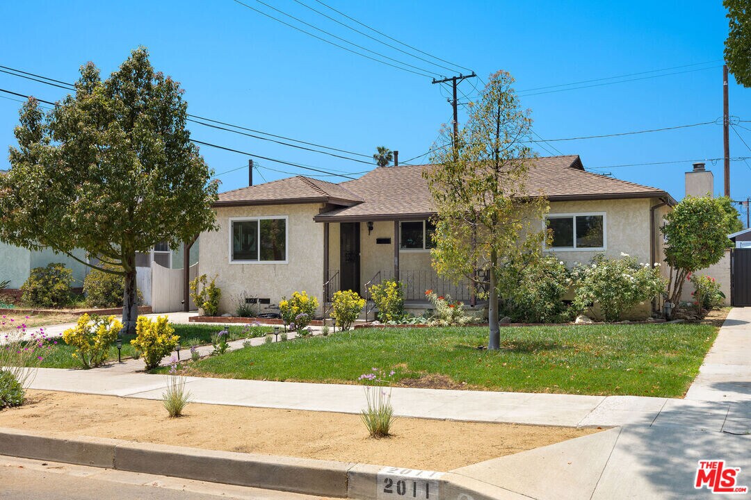 2011 Evergreen St in Burbank, CA - Building Photo