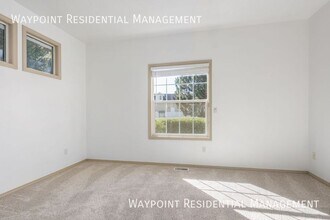 9640 W Sleepy Hollow Ln in Garden City, ID - Building Photo - Building Photo