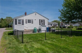 40 Draper Ave in Middletown, RI - Building Photo - Building Photo