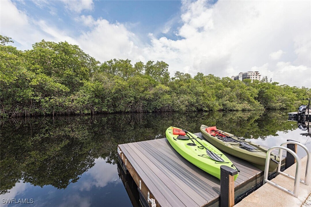 1291 Venetian Way in Naples, FL - Foto de edificio