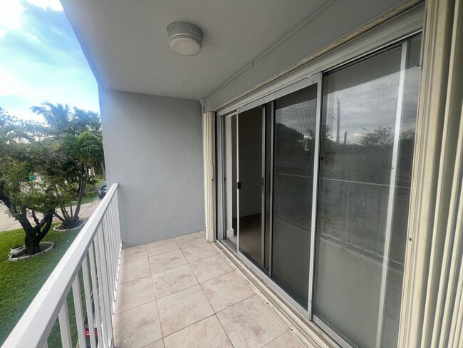 555 NE 123rd St in North Miami, FL - Building Photo - Building Photo