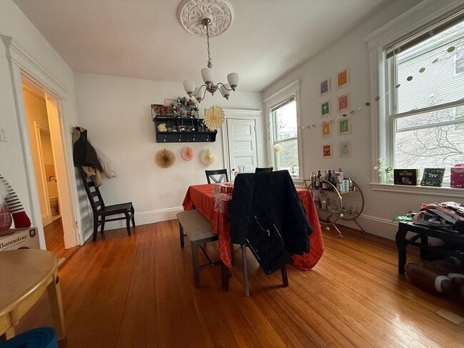 98 Cypress St, Unit 3 in Brookline, MA - Foto de edificio - Building Photo