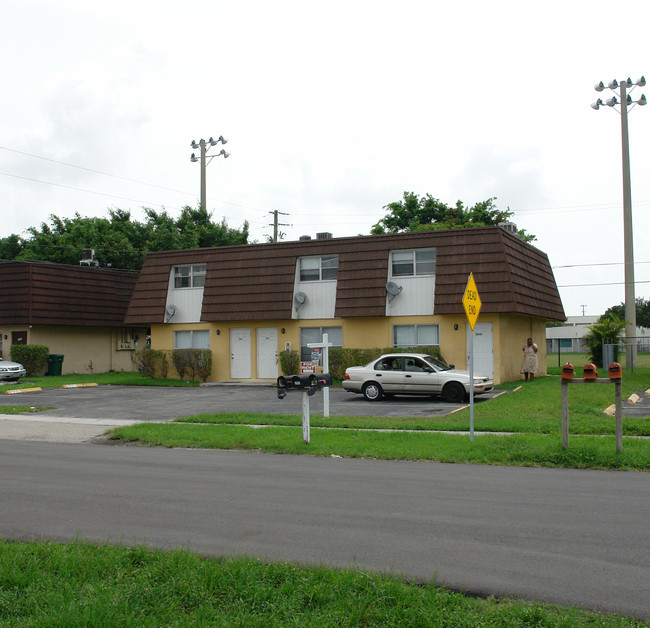 2000 NW 58th Ter in Fort Lauderdale, FL - Foto de edificio - Building Photo