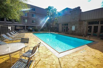 2209 S Braeswood Blvd, Unit 33G in Houston, TX - Foto de edificio - Building Photo